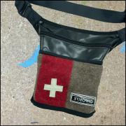 Hüfttasche Bocky aus einer gebrauchten schweizer Armeedecke.