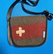 Tasche Chamäleon mini mit Decke und Filzkorpus.